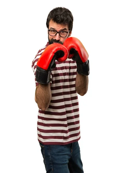 Uomo con gli occhiali con i guanti da boxe — Foto Stock