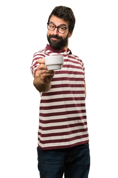 Uomo felice con gli occhiali in possesso di una tazza di caffè — Foto Stock
