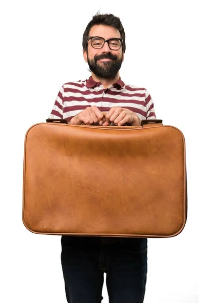 Щасливий чоловік в окулярах тримає вінтажний портфель — стокове фото
