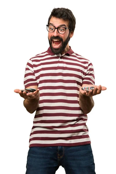 Hombre sorprendido con gafas con fichas de póquer — Foto de Stock