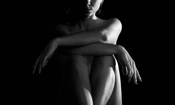 Siyah arka plan üzerine sanatsal çıplak kadın — Stok fotoğraf