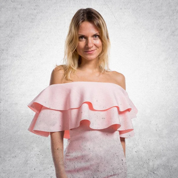 Szép modell nő pózol egy rózsaszín ruha stúdió — Stock Fotó