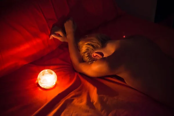 Chica dentro de su habitación en la noche con vela — Foto de Stock