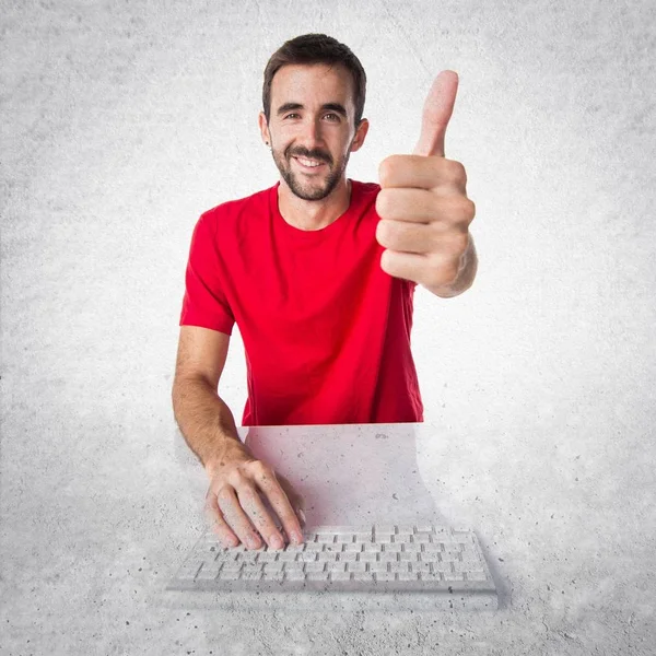 Técnico de computador trabalhando com seu teclado com polegar para cima — Fotografia de Stock