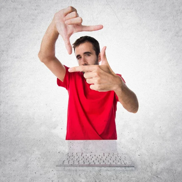 Комп'ютерний технік, який працює зі своєю клавіатурою, фокусуючись на своєму — стокове фото