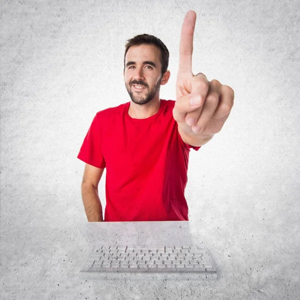 Bir sayma onun klavye ile çalışan bilgisayar teknisyeni — Stok fotoğraf
