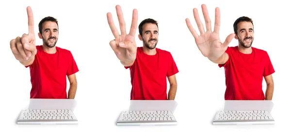 Técnico informático trabajando con su teclado contando tres —  Fotos de Stock