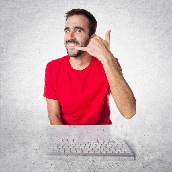 Técnico informático que trabaja con su teclado haciendo gestu teléfono — Foto de Stock
