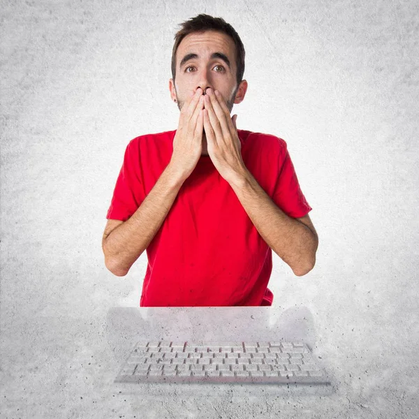 Técnico informático que trabaja con su teclado cubriéndose la boca — Foto de Stock