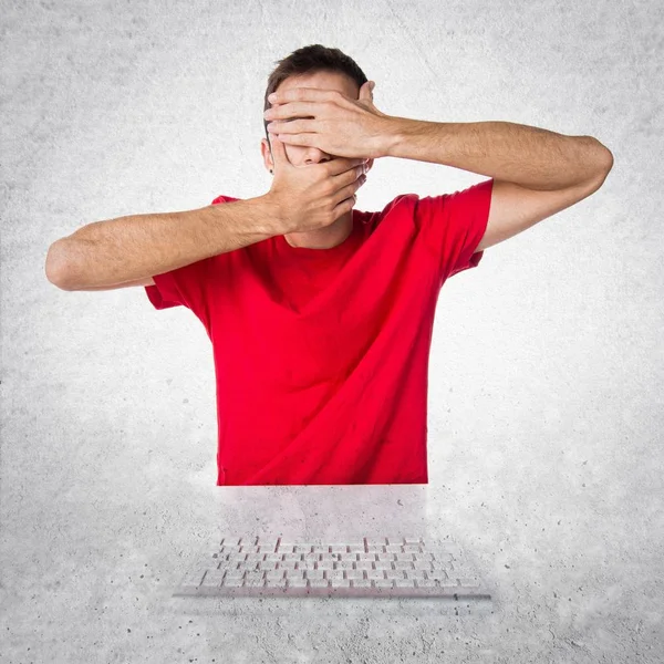 Técnico informático trabajando con su teclado cubriendo su cara —  Fotos de Stock