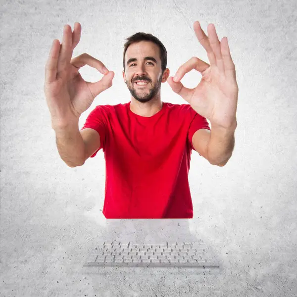 Técnico de computador trabalhando com seu teclado fazendo OK sinal — Fotografia de Stock