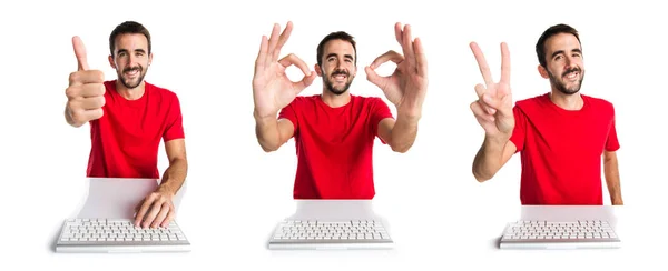 电脑技术员工作与他的键盘使 Ok 的手势 — 图库照片