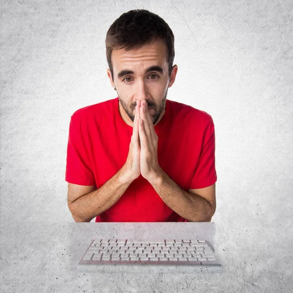 Técnico informático trabajando con su teclado suplicando — Foto de Stock