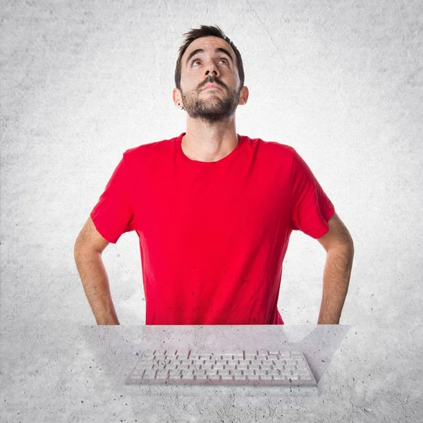 Técnico informático trabajando con su teclado mirando hacia arriba — Foto de Stock