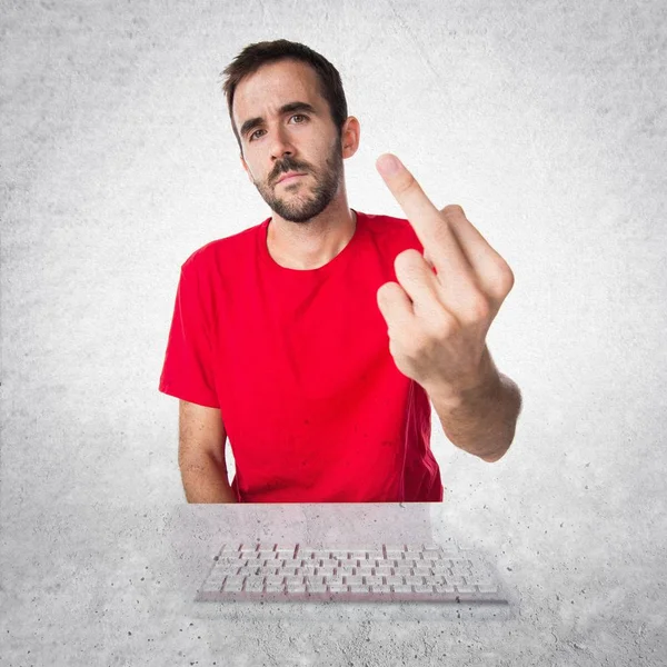 ホーン gestur を作る彼のキーボードで作業するコンピューター技術者 — ストック写真