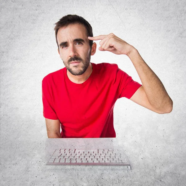 Computertechniker arbeitet mit seiner Tastatur und macht verrückte Gesten — Stockfoto