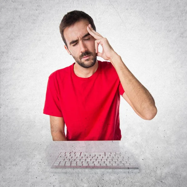 Técnico informático frustrado trabajando con su teclado —  Fotos de Stock