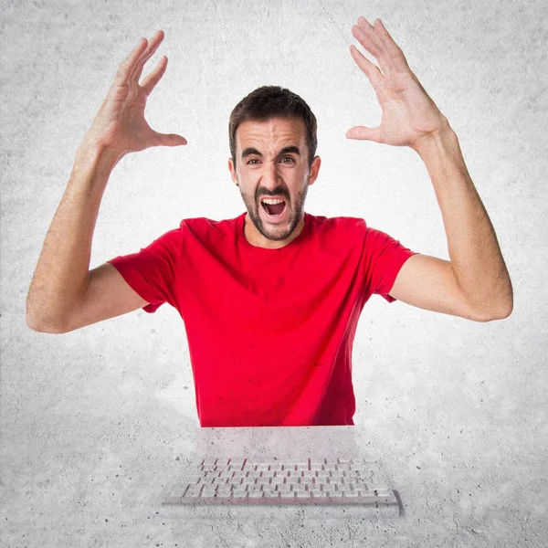 Frustrado técnico de informática trabalhando com seu teclado — Fotografia de Stock