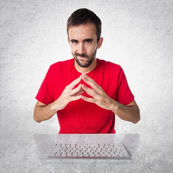 Técnico de informática trabalhando com seu teclado pensando — Fotografia de Stock