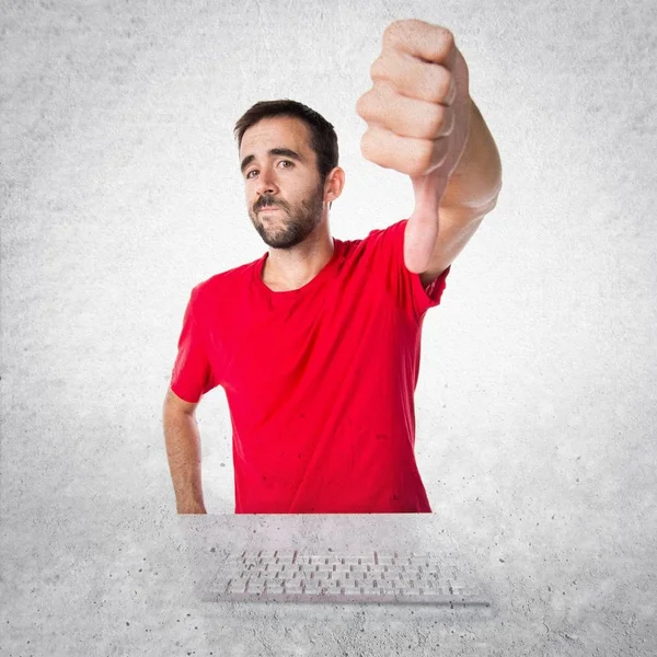 Técnico informático que trabaja con su teclado haciendo mala señal — Foto de Stock