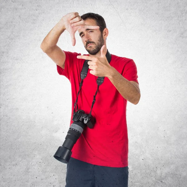 Fotograf muž s prsty — Stock fotografie