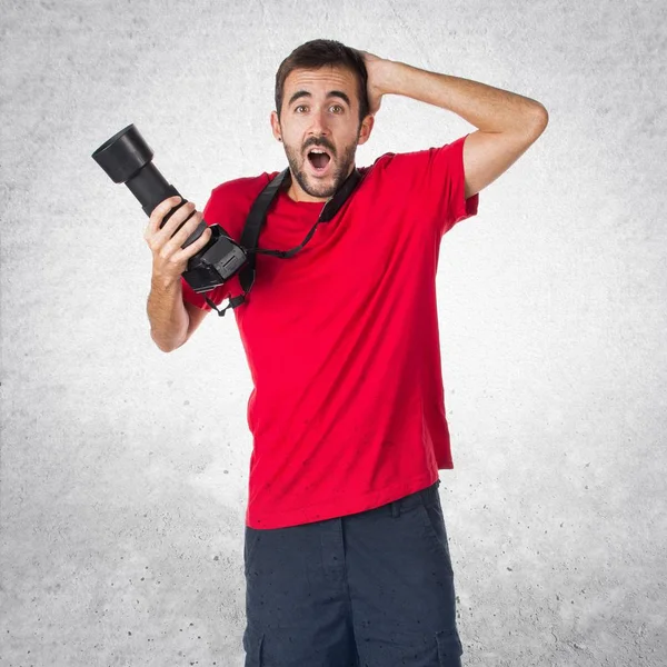 Fotograf muž dělat překvapení gesto — Stock fotografie