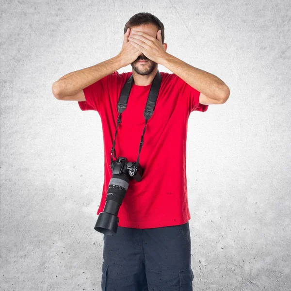 Fotograf manbeläggning hans ögon — Stockfoto