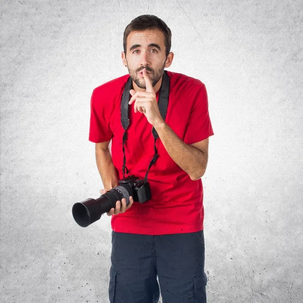 Fotógrafo hombre haciendo gesto de silencio — Foto de Stock