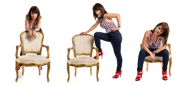 Modèle femme avec fauteuil vintage — Photo