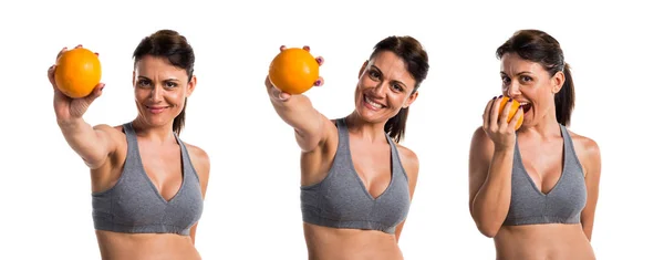 Femme sportive avec une orange — Photo