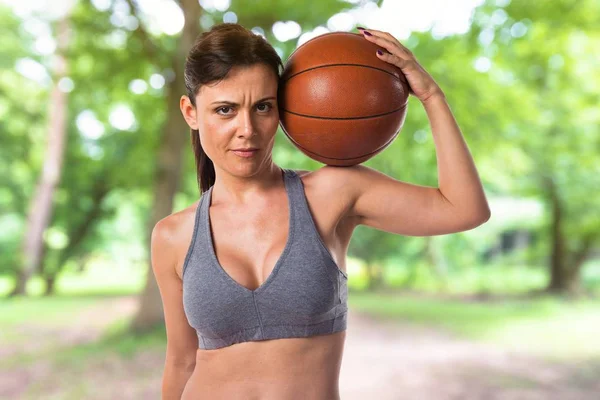 Esporte mulher jogando basquete — Fotografia de Stock