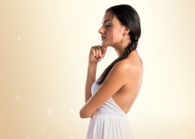 Studio koyu sarı zemin üzerine poz güzel model kız