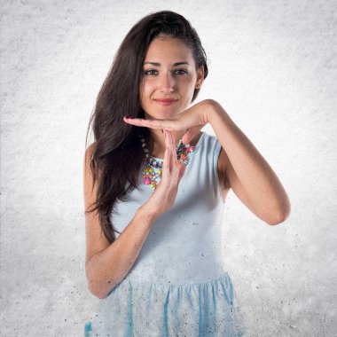 Zaman aşımı jest yapma genç sevimli kız