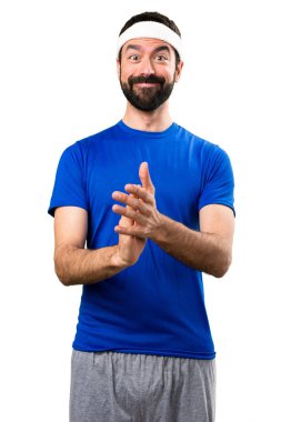 Komik sporcu izole beyaz arka plan üzerinde alkış
