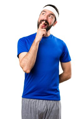 İzole beyaz zemin üzerine komik sporcu