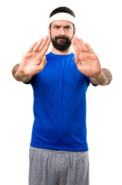 Komik sporcu izole beyaz zemin üzerine kırmızı yapma