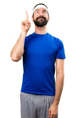 Komik sporcu izole beyaz arka plan üzerinde yukarı dönük