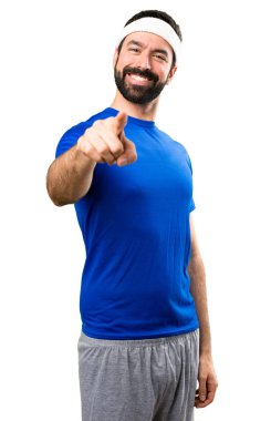 Komik sporcu izole beyaz backgrou cephesinde işaret