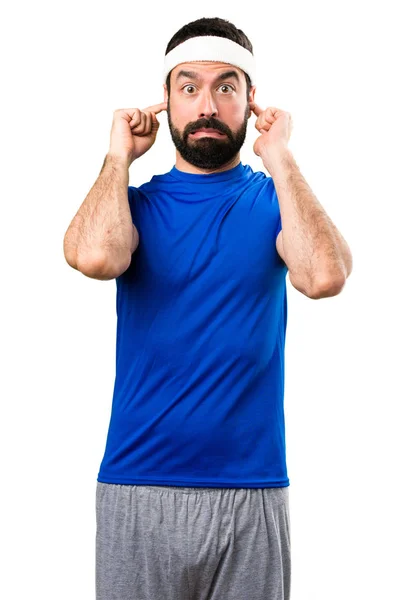 Αστεία αθλητή που καλύπτουν τα αυτιά του σε απομονωμένες άσπρο φόντο — Φωτογραφία Αρχείου