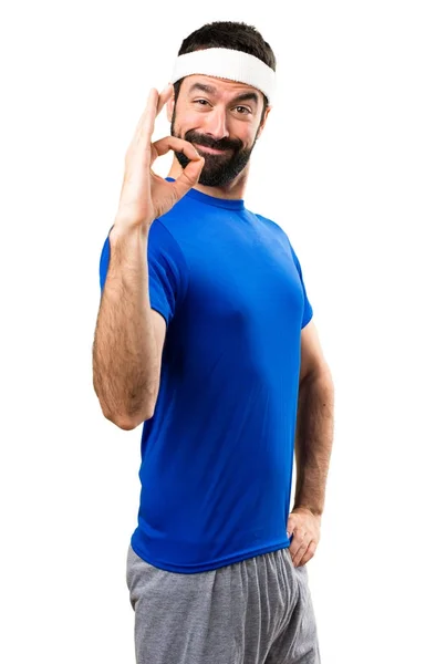 Zabawny sportowiec Dokonywanie znak Ok na na białym tle — Zdjęcie stockowe