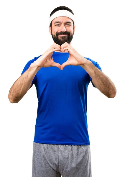 Esportista engraçado fazendo um coração com as mãos em branco isolado — Fotografia de Stock