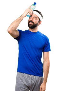 Bir şişe suyu üzerinde izole beyaz backgro ile komik sporcu