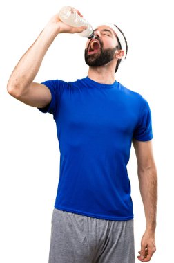Bir şişe suyu üzerinde izole beyaz backgro ile komik sporcu