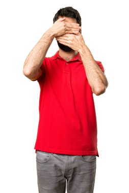 Yakışıklı adam yüzünü kapsayan