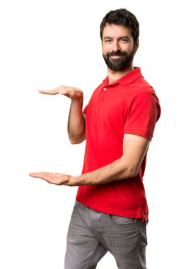 Yakışıklı adam bir şey tutan