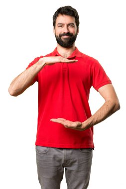 Yakışıklı adam bir şey tutan