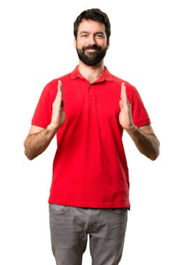 Yakışıklı adam bir şey tutan