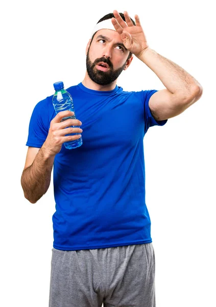 Divertente sportivo con una bottiglia d'acqua su backgro bianco isolato — Foto Stock