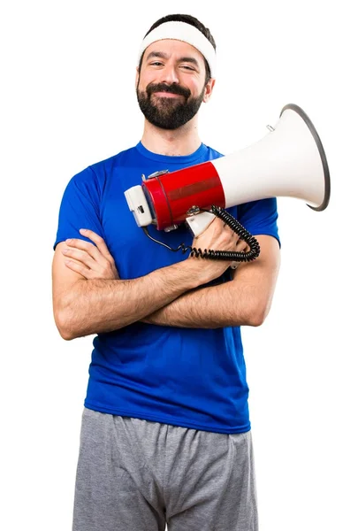 Heureux sportif drôle tenant un mégaphone sur le dos blanc isolé — Photo