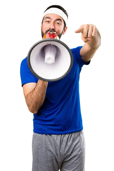 Olahragawan lucu memegang megaphone pada latar belakang putih terisolasi — Stok Foto
